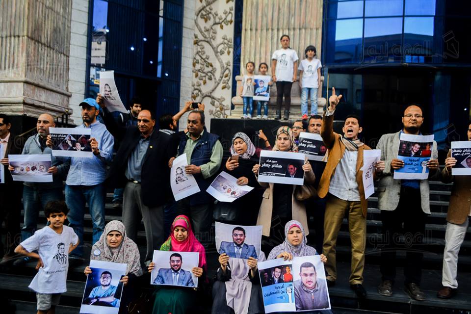 وقفه للصحفيين على سلالم للمطالبة بالإفراج عن الصحفية المحتجزين