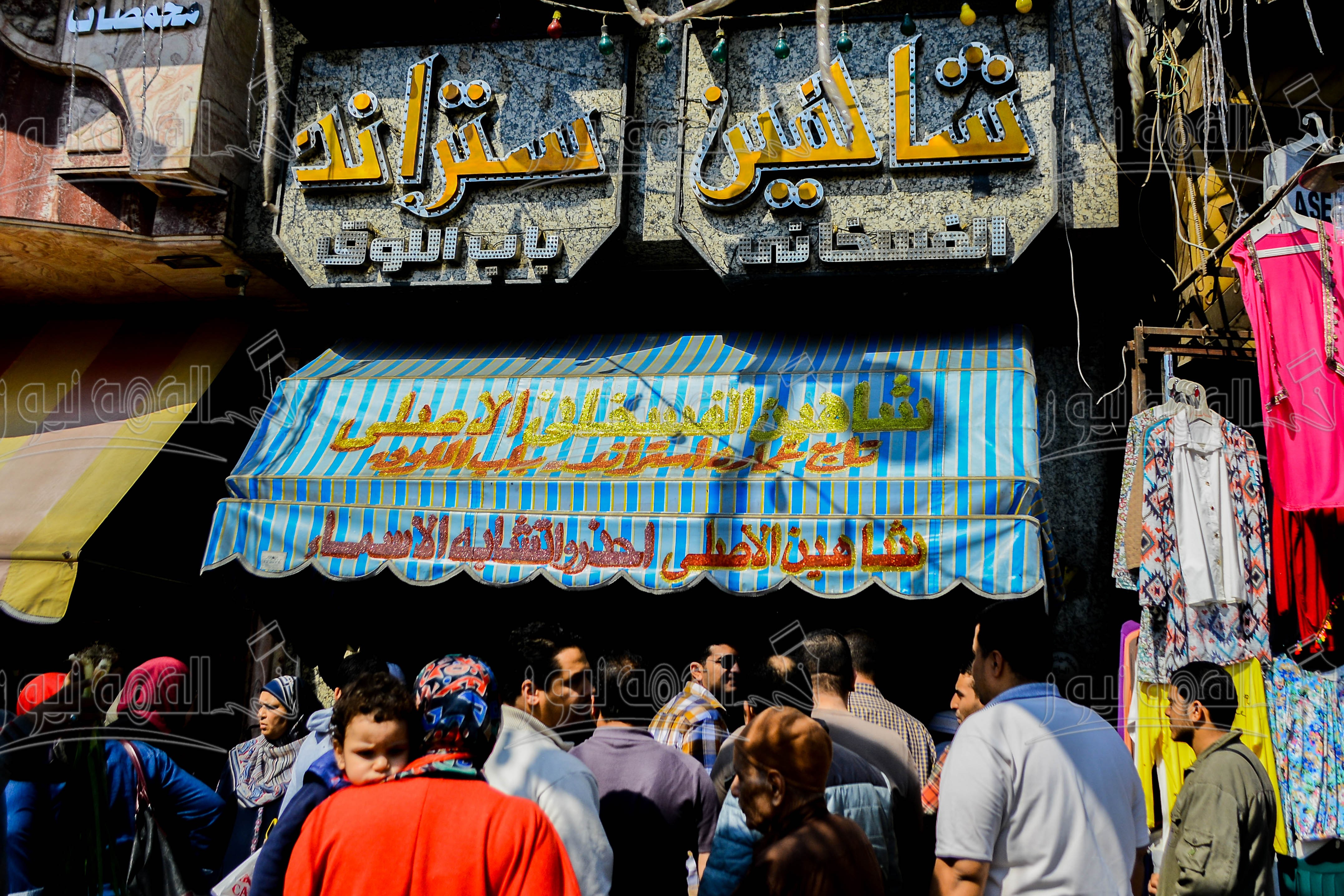 صور/إقبال المواطنين على شراء الرنجة والفسيخ استعدادا لشم النسيم