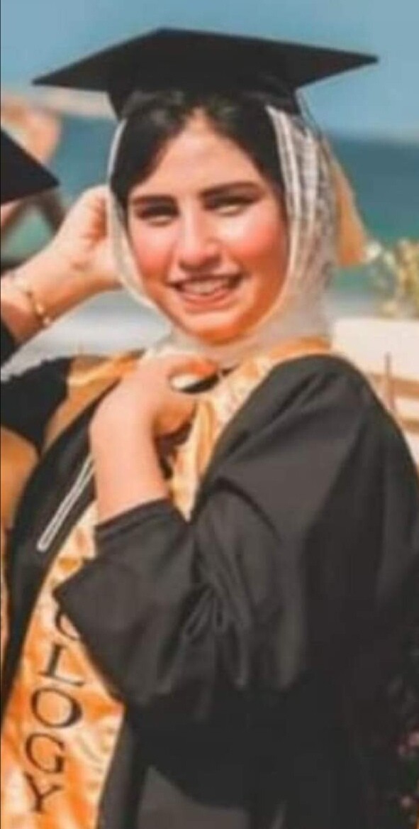 ابو العلا محمد يهنئ ابنته بتخرجها