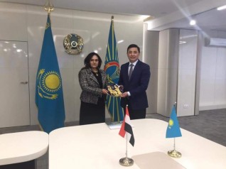 سفيرة مصر في كازاخستان تلتقي حاكم مدينة نور سلطان
