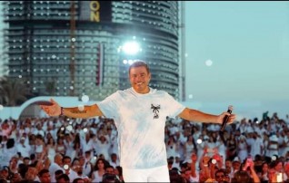 عمرو دياب يحتفل بأغنيات ألبومه الجديد في حفل العلمين