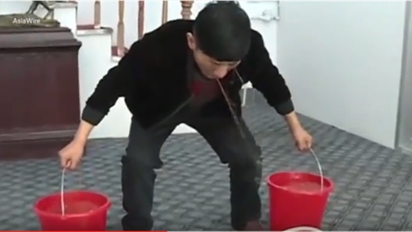 بالفيديو.. رجل صيني يحمل 10 كجم من الماء بـ ”جفونه”