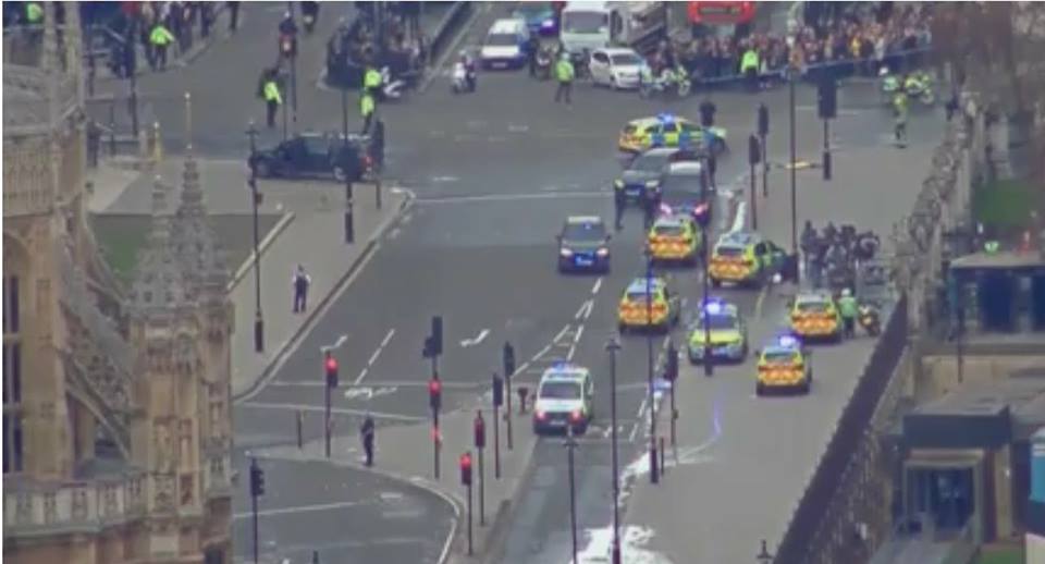 تعرض ضابط شرطة للطعن و اطلاق نار خارج البرلمان البريطاني .