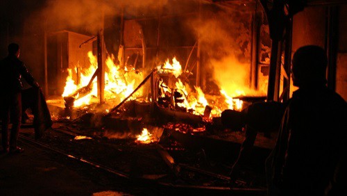أهالي الدقهلية يشعلون النيران في منزل مغتصب ”طفلة البامبرز”
