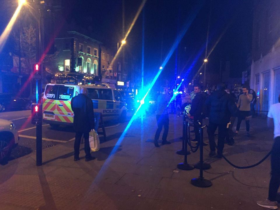سيارة تدهس 4 اشخاص وسط العاصمة البريطانية لندن وتثير الفزع