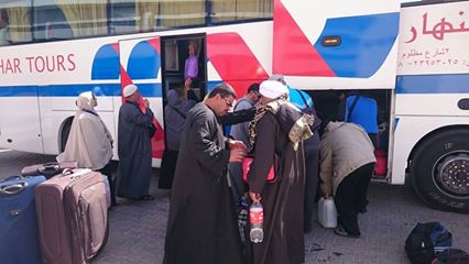 بالصور | 410 راكب يغادرون ميناء سفاجا و تداول 329 شاحنة