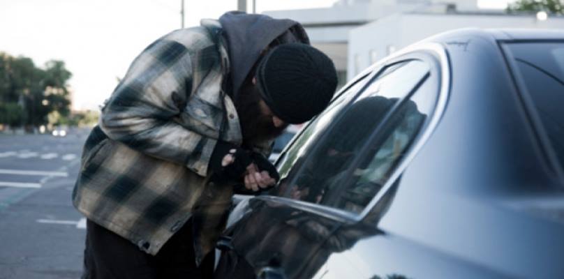 ضبط مسجل تخصص في سرقة المتعلقات الشخصية من داخل السيارات بالغردقة