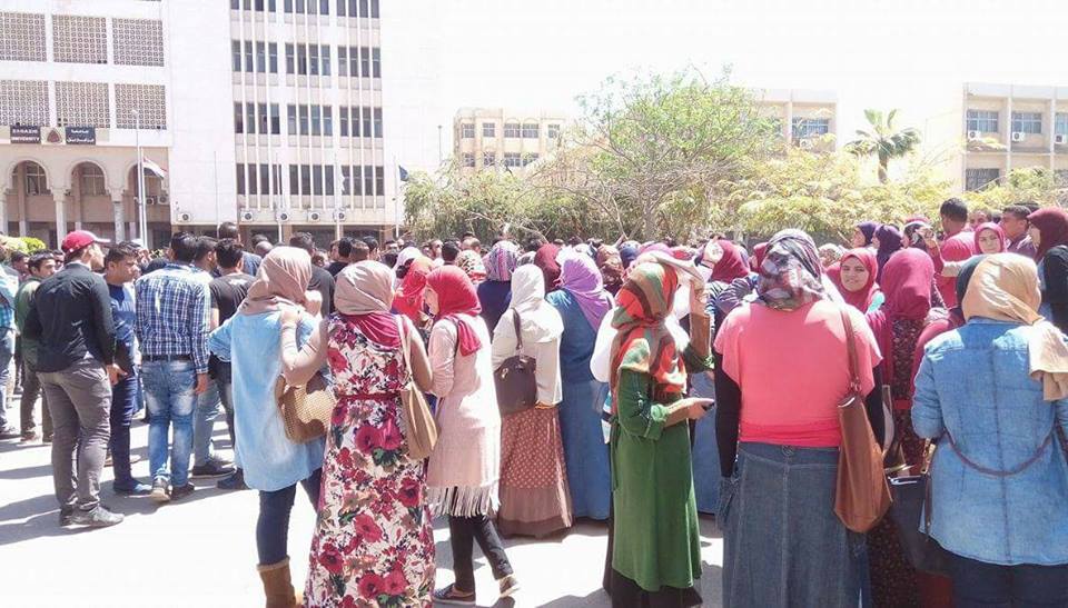 احتجاج طلاب كلية ” الحقوق بالزقازيق ” على نتيجة الامتحانات