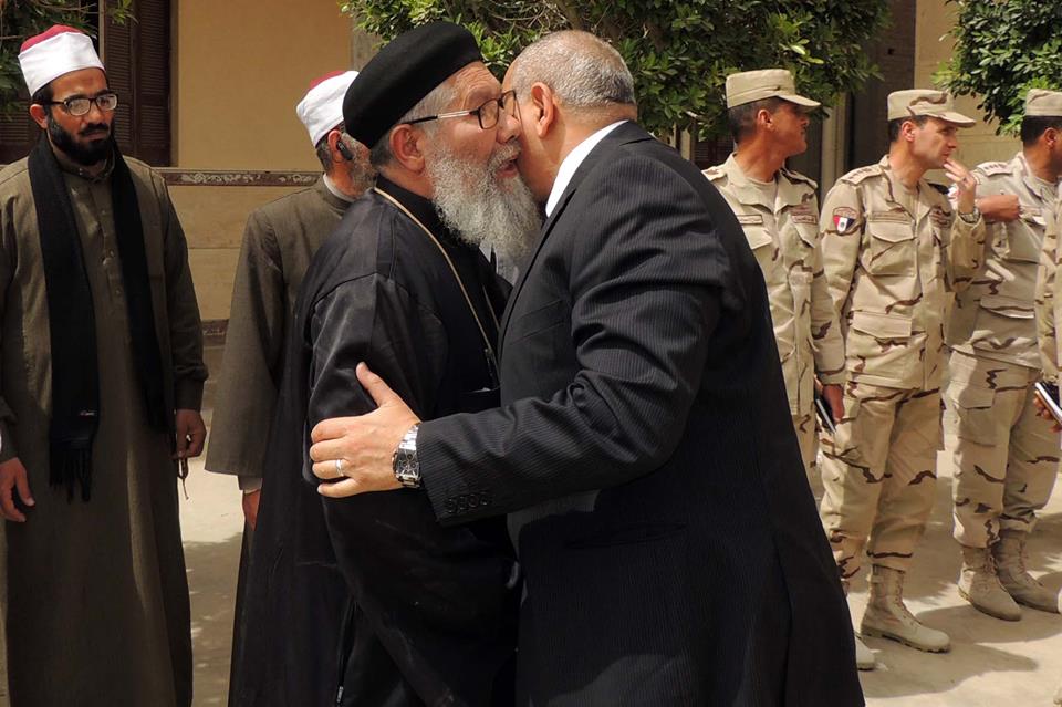 بالصور .. مدير امن السويس يقدم واجب العزاء فى شهداء ضحايا تفجيرات كنيستى طنطا والاسكندرية