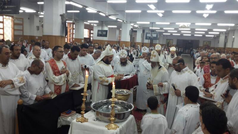 بالصور.. وسط اجراءات امنية .. اقباط السويس يؤدون صلاة خميس العهد