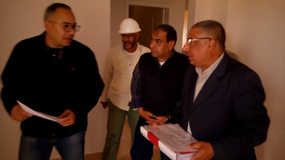 بالصور |  نائب وزير الإسكان يتفقد مشروع تطوير العشوائيات برأس غارب