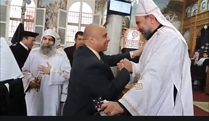 بالصور مختارات السنباري يقدم التعازي لرجال الدين المسيحي بالكنائس مطروح