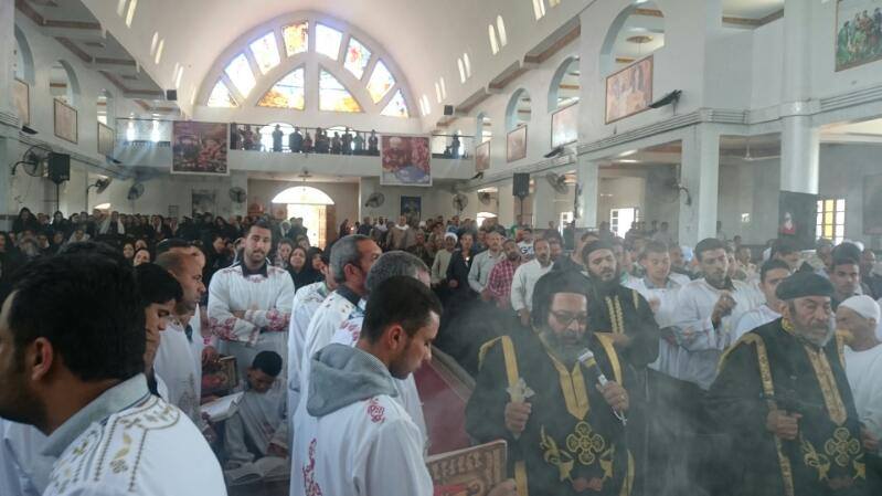 بالصور.. الالاف يؤدون الجمعه العظيمه قى رحاب كنائس السويس