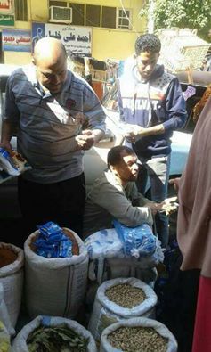 بالصور ... حملة مكبرة لمراقبة التغذيه : وضبط 50 كيلو سردين فاسد وتوابل مغشوشه بمدينة الفشن بنى سويف