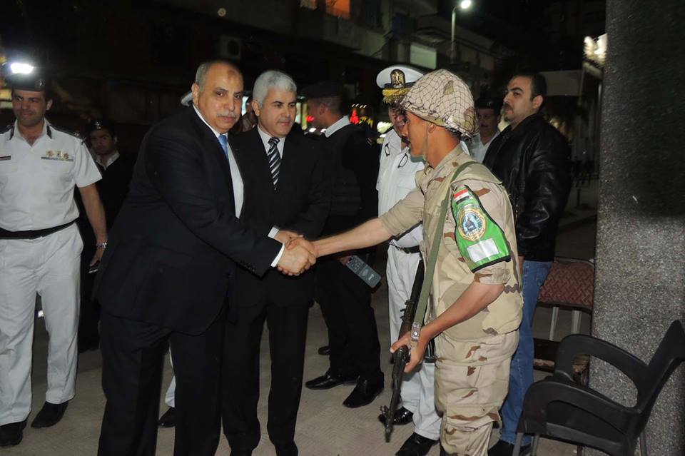 بالصور.. مدير أمن السويس يتفقد القوات المكلفة بتأمين الكنائس
