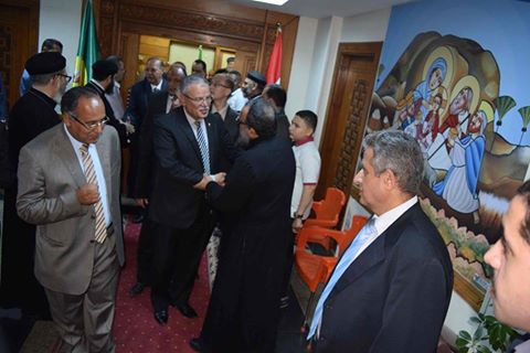 محافظ المنيا يقدم واجب العزاء في شهداء كنيستي طنطا والإسكندرية