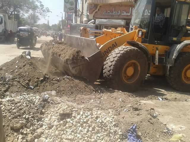 بالصور.. رفع مخلفات وتسويه طريق بمدينة الفشن بنى سويف