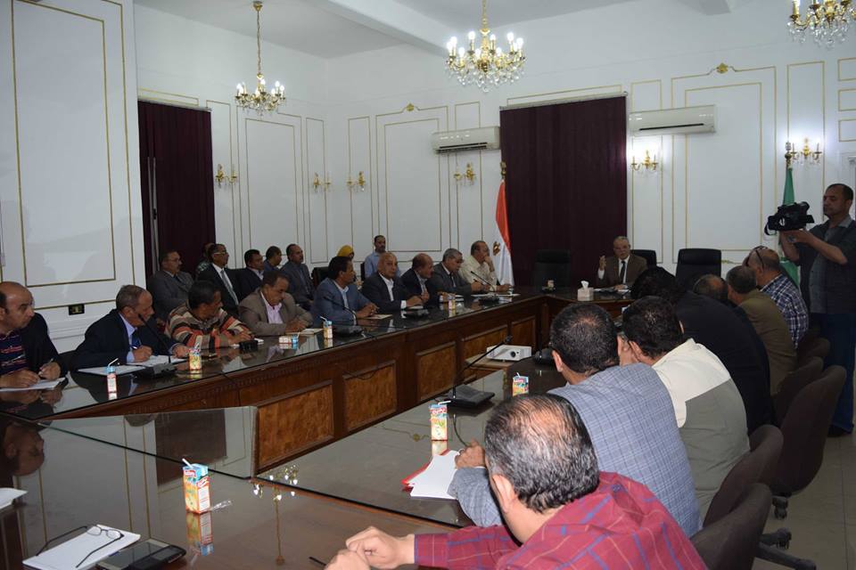 محافظ المنيا يعقد اجتماعا موسعا مع رؤساء الوحدات المحلية والنواب