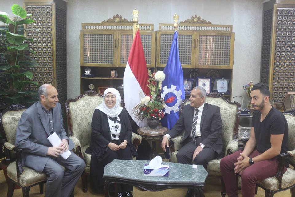 رئيس الجمهورية يمنح الام المثالية الاولى على السويس 50 ألف جنية