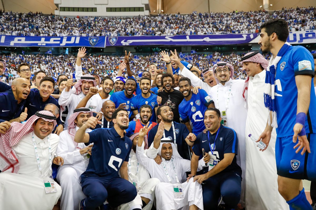 شاهد| لحظة احتفال لاعبي الهلال بالدوري السعودي مع الجماهير