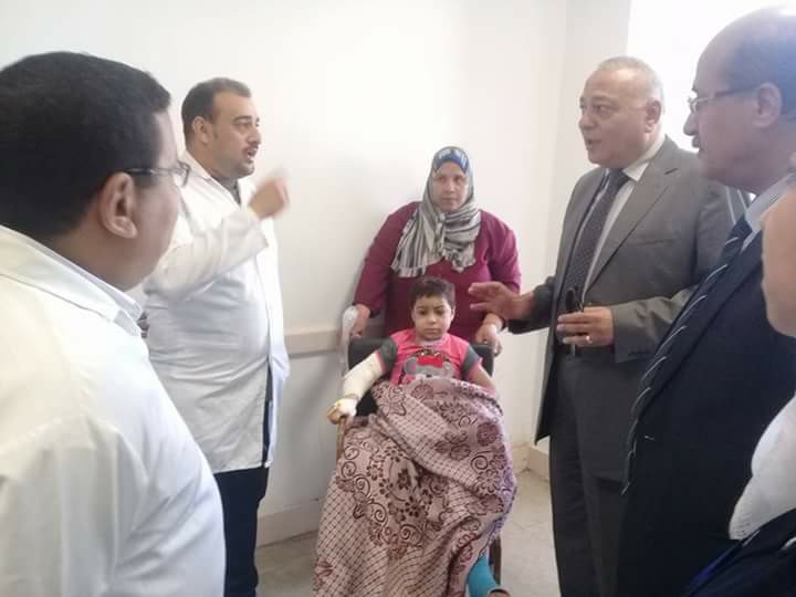 وكيل صحة البحيرة يزور الطفلة ” حبيبة ” ضحيه التعذيب بكفر الدوار