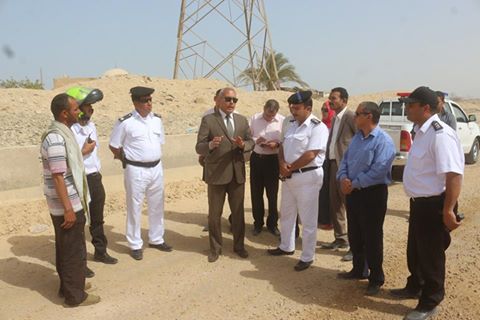 محافظ السويس يتفقد أعمال رصف تقاطع طريق القطامية بالسخنة