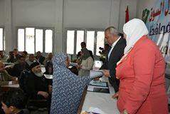 بالصور : توزيع عقود 20 وحدة سكنية من الوحدات المخصصة للأسر الأولى بالرعاية على المستحقين بمركز ومدينة مشتول السوق