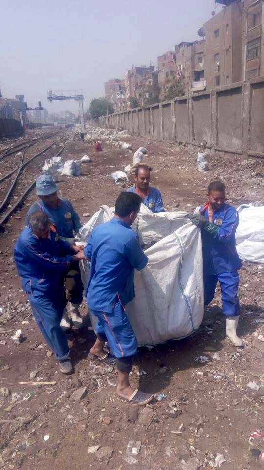 بالصور: السكة الحديد للخدمات المتكاملة ترفع تراكمات القمامة ب ٣ محافظات