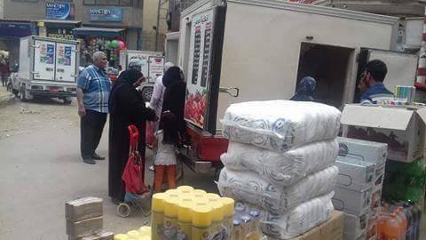 قافلة غذائيه فى ميدان البدراوى بمدينه سمنود