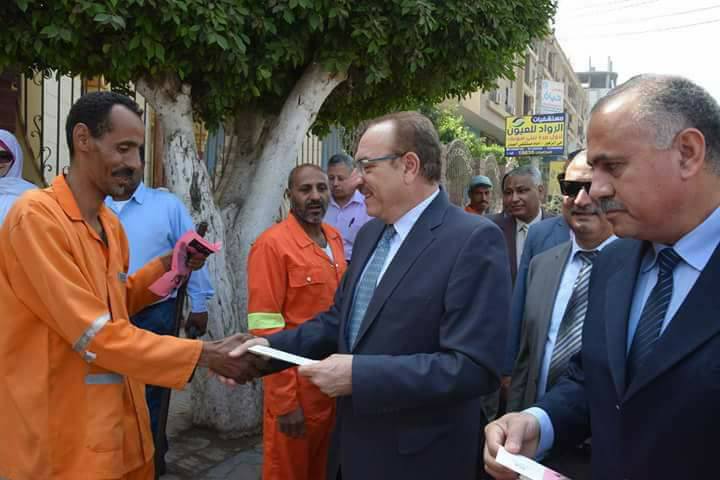 محافظ بني سويف يكافئ العمال المتميزين بمشروع النظافة ...ويهنئ العمال بمشروعي محور عدلي منصور.