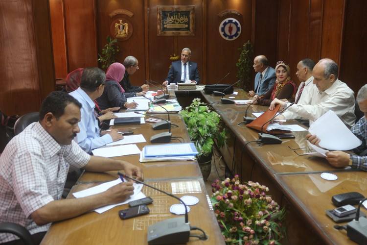 بالصور .. محافظ السويس يبحث هموم 27 مواطناً في اللقاء الجماهيري