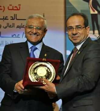 جمال ابو المجد يكرم الشاذلى بالمؤتمر الثانى للابتكار وريادة الاعمال بالمنيا