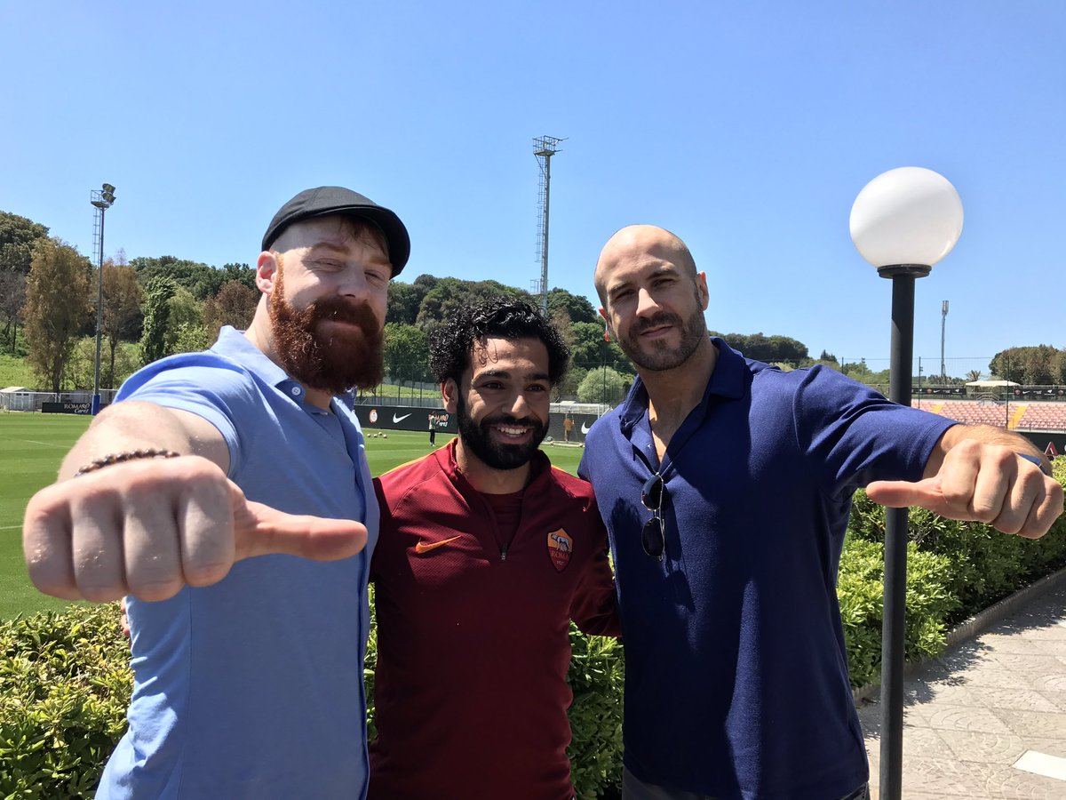 شاهد.. نجم مصارعة الـ WWE ينشر صورة له مع محمد صلاح