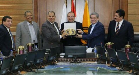 جامعة بني سويف تكرم عميدي كلية التجارة والعلاج الطبيعي