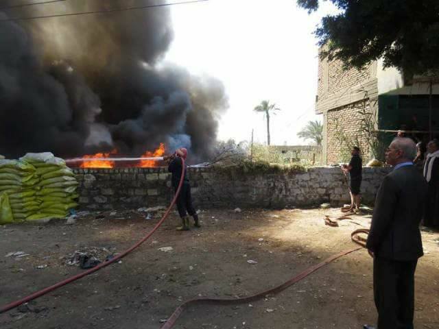 بالصور.. مدير أمن بنى سويف يقود فريق الحماية المدنية لأخماد حريق هائل