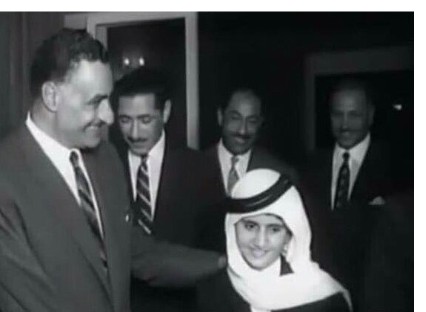 حاكم دبي ينشر صورة له مع جمال عبد الناصر 