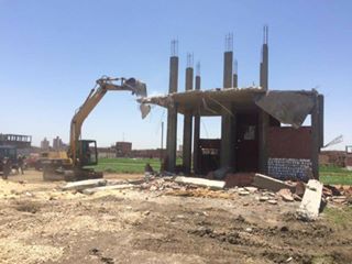 بالصور| ازالة 8 منازل خرسانية تعديات علي اراضي طرح النهر بالفشن