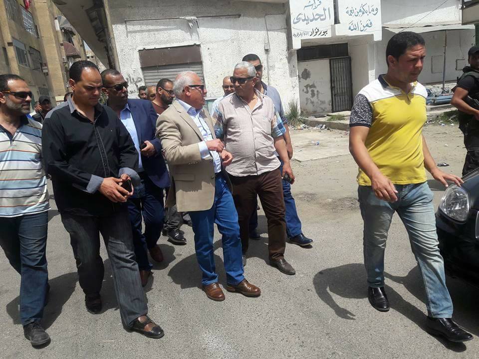 محافظ بورسعيد يتابع توزيع المقررات التموينية عند احد البدالين التموينين بمدينة بورفؤاد