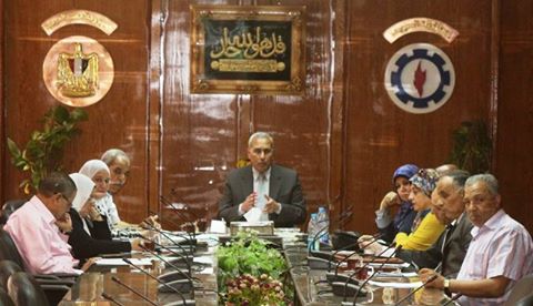 محافظ السويس يلتقي بـ 28 مواطناً في اللقاء الجماهيري لبحث مشاكلهم