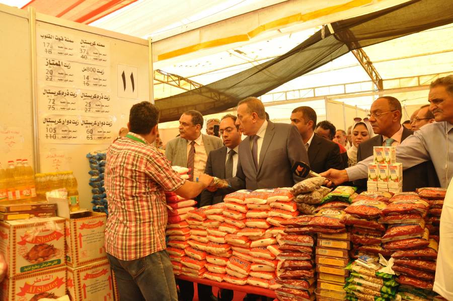 بالصور ..محافظ الجيزة يفتتح 17 معرض ”أهلاً رمضان” للسلع الغذائية بتخفيضات تصل لـ30%