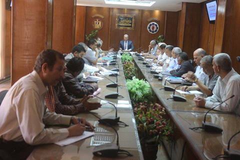 محافظ السويس يؤكد انه لا مجاملة ولا تهاون في تنفيذ القانون