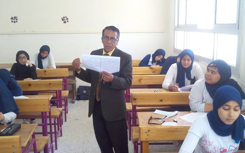 بالصور .. محافظ السويس يتفقد لجان امتحان الشهادات الفنية