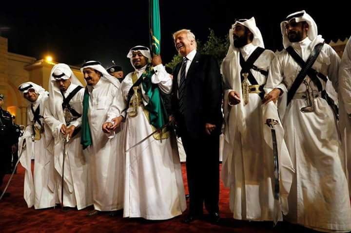 بالصور.. ترامب يشارك الملك سلمان رقصة ”العرضة” السعودية