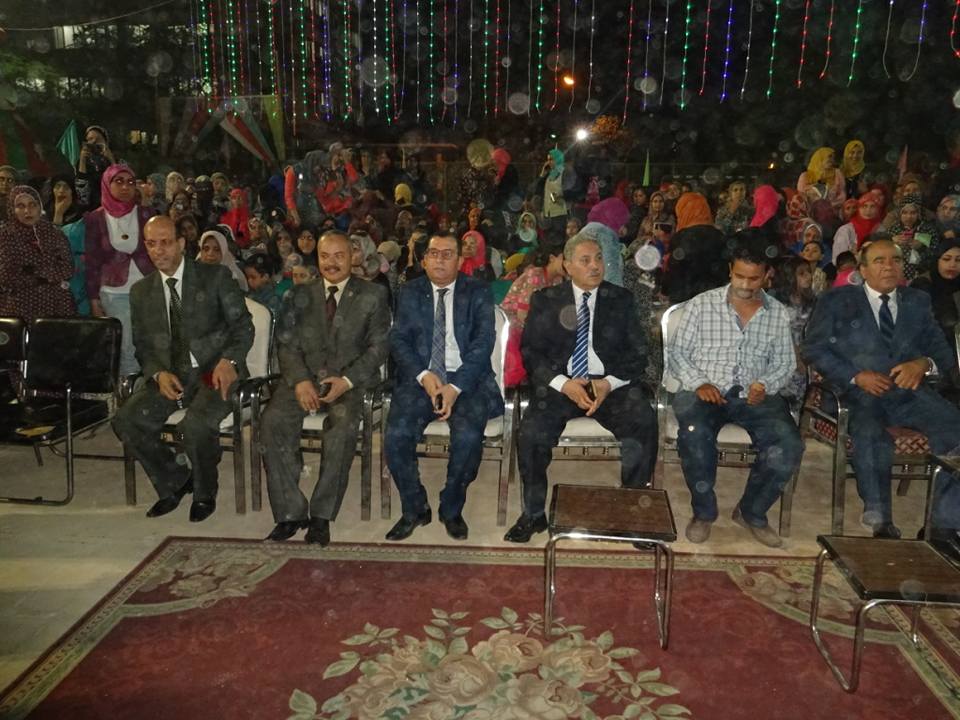 افتتاح معرضاً فنياً للمشغولات اليدوية وآخر لمجلات الحائط بالمدينة الجامعية بأسيوط