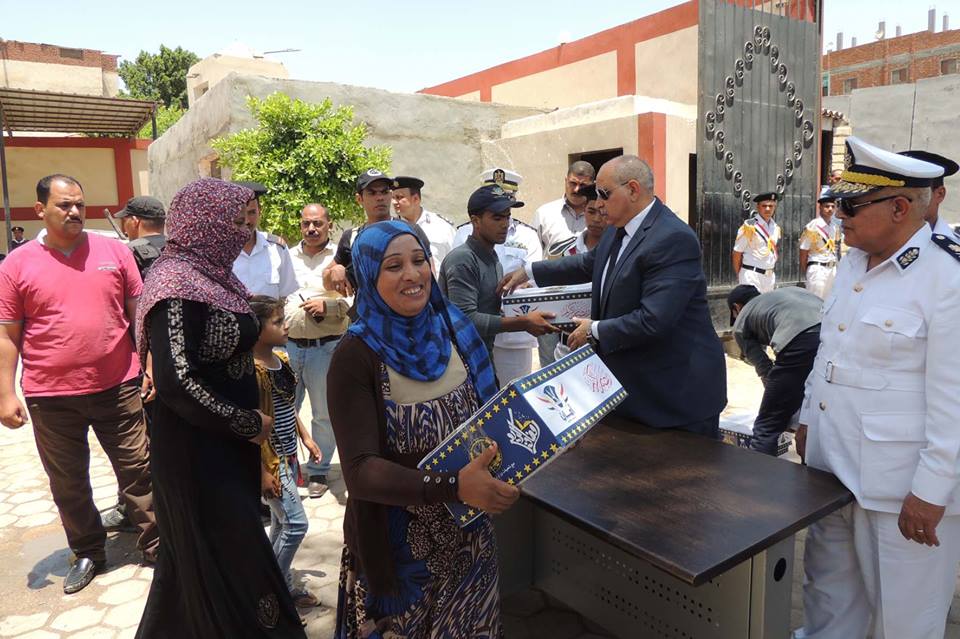 بالصور ..امن السويس يوزع الكراتين الرمضانية على الاسر الاكثر احتياجا بالقطاع الريفى