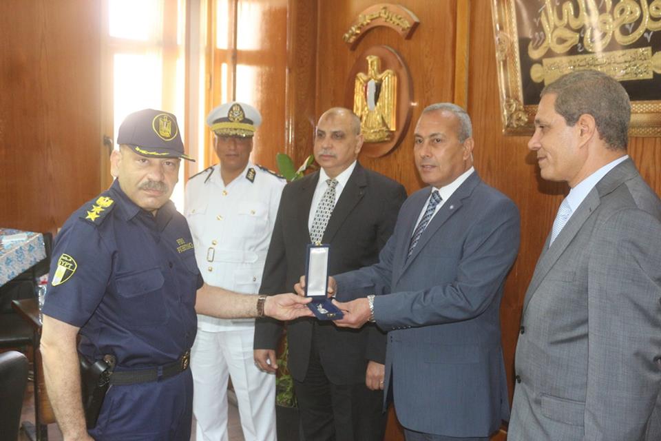 بالصور |محافظ السويس يكرم عدد من مسئولى الادارات والمديريات المتميزة