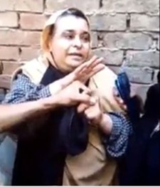 أهالي المنصورة يمسكون بسيدة حاولت خط طفل