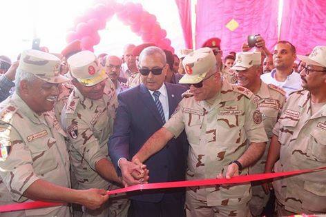 بالصور .. محافظ السويس وقائد الجيش يفتتحان منفذ منتجات الجيش الثالث بسوق المثلث