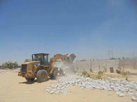 بالتنسيق مع الامن ..حملة مكبرة لإزالة التعديات على اراضى أملاك الدولة بفرشوط شمال قتا