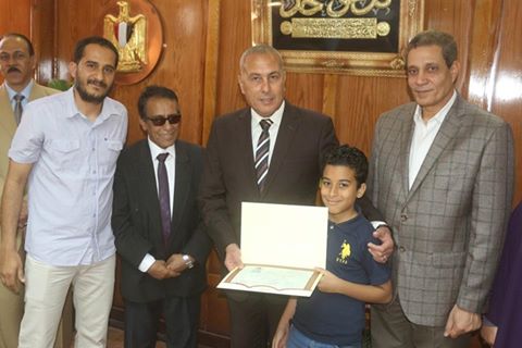 بالصور .. محافظ السويس يكرم اوائل الشهادتين الابتدائية والاعدادية